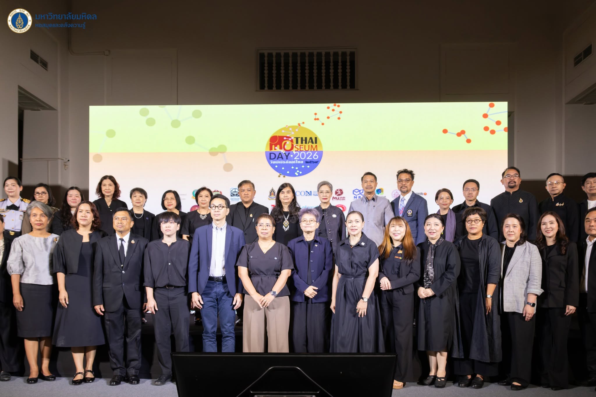 ผู้ช่วยศาสตราจารย์ ดร.สราวุธ เวชกิจ ผู้อำนวยการหอสมุดและคลังความรู้มหาวิทยาลัยมหิดล ในฐานะผู้แทนอ...